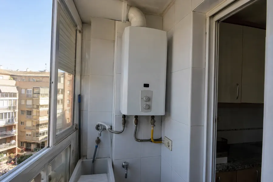 Calentador instantáneo de gas Calentador de gas para agua caliente instalado en una galería con azulejos